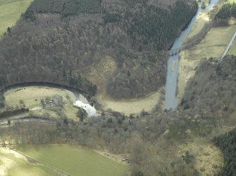 Oblique aerial view centred on the remains of Neidpath Castle, outbuildings and walled garden with the railway viaduct adjacent, taken from the NNE.