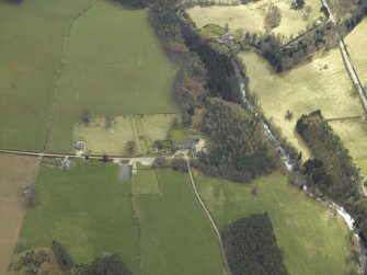 Oblique aerial view centred on the castle and the chapel, taken from the NNW.