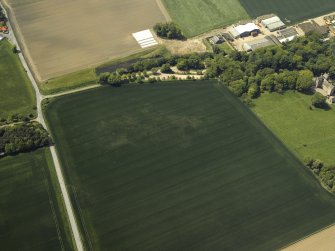 Oblique aerial view centred on the cropmarks of the pit-alignment and possible unenclosed settlement, taken from the E.