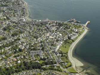 General oblique aerial view centred on the town, taken from the SSW.