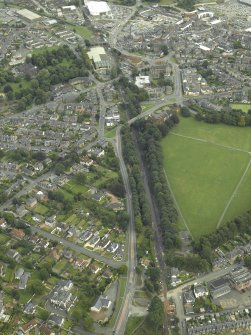 Oblique aerial view.  Alloa, Stirling to Alloa railway and West End Park from NW.