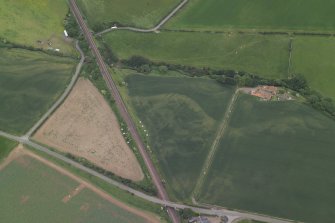 Oblique aerial view centred on the cropmarks of the settlements with the watermill, road bridge and railway bridge adjacent, taken from the NNW.