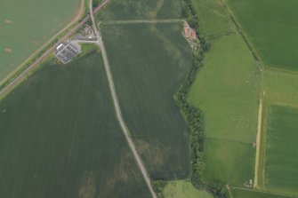 Oblique aerial view centred on the cropmarks of the settlements with the watermill, road bridge and railway bridge adjacent, taken from the W.