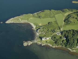Oblique aerial view centred on the castle, garden, farmsteading and gate-piers with the remains of the fish trap adjacent, taken from the ESE.