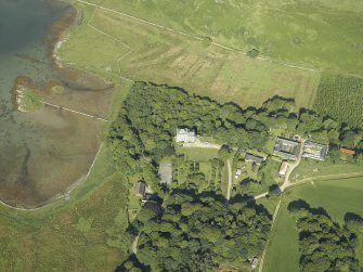 Oblique aerial view centred on the castle and the farmstead, taken from the E.