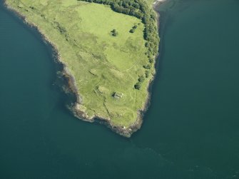 General oblique aerial view centred on the remains of the castle, taken from the S.