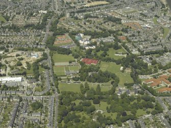 Oblique aerial view centred on the parks, taken from the S.