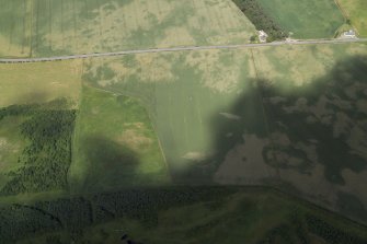 Oblique aerial view centred on the cropmarks of the pits and frost wedges with the cropmarks of the possible enclosure and pits adjacent, taken from the S.