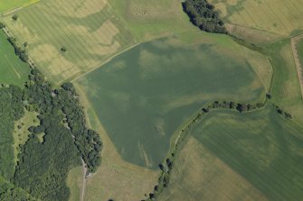 Oblique aerial view centred on the cropmarks of the ring-ditches, enclosures and rig and the linear cropmarks, taken from the W.