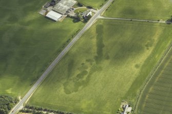 Oblique aerial view centred on the cropmarks of the quarry and quarry pits, taken from the SW.
