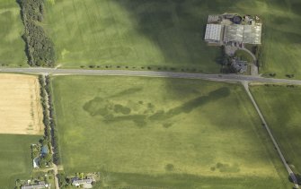 Oblique aerial view centred on the cropmarks of the quarry and quarry pits, taken from the SSE.