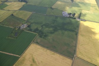 General oblique aerial view centred on the cropmarks of the enclosures with the farmsteadings and farmhouses adjacent, taken from the NNW.