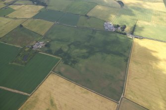 General oblique aerial view centred on the cropmarks of the enclosures with the farmsteadings and farmhouses adjacent, taken from the NW.
