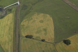 Oblique aerial view centred on the cropmarks of the enclosure and ring-ditch, taken from the SW.