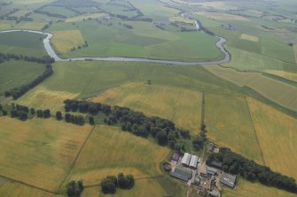 General oblique aerial view centred on the cropmarks of the Roman fort, Roman temporary camps and fort annexes with the farmstead adjacent, taken from the NNW.