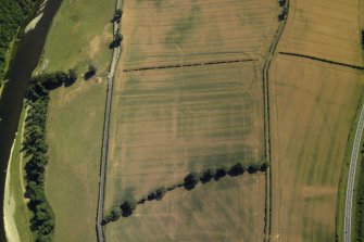 Oblique aerial view centred on the cropmarks of the Roman fort and fort annexes, taken from the WSW.