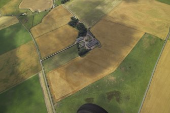 Oblique aerial view centred on the cropmarks of the rig and the farmhouse and farmsteading, taken from the E.