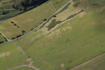 Oblique aerial view centred on the parchmarks of the fort, taken from the NE.