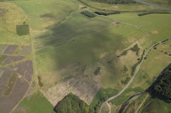 General oblique aerial view centred on the parchmarks of the fort, taken from the SW.