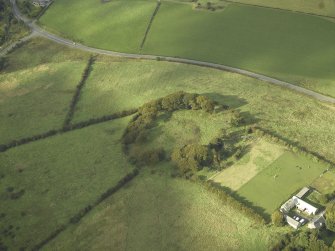 Oblique aerial view centred on the course of the Antonine Wall and the site of the adjoining Roman fort and possible Roman fortlet, taken from the SSE.
