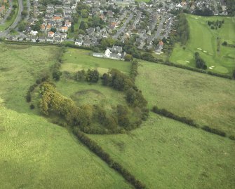 Oblique aerial view centred on the course of the Antonine Wall and the site of the adjoining Roman fort and possible Roman fortlet, taken from the W.