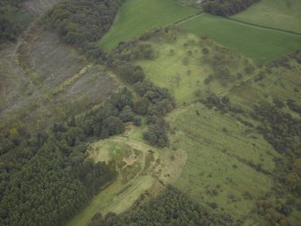 Oblique aerial view centred on the remains of the Roman fort and the course of the Antonine Wall with the remains of the fort adjacent, taken from the NE.