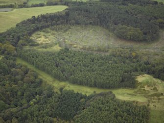 Oblique aerial view centred on the course of the Antonine Wall with the remains of the fort adjacent, taken from the NNW.