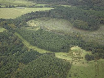 Oblique aerial view centred on the course of the Antonine Wall with the remains of the fort adjacent, taken from the NW.