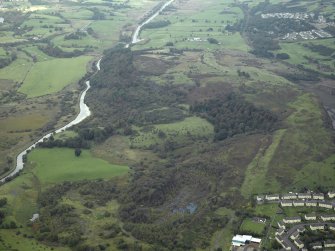 General oblique aerial view centred on the course of the Antonine Wall and the quarry with the site of the Roman fortlet adjacent, taken from the SW.