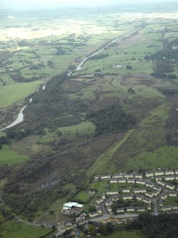 General oblique aerial view centred on the course of the Antonine Wall and the quarry with the site of the Roman fortlet adjacent, taken from the WSW.