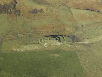 Oblique aerial view centred on the remains of the fort and the township, taken from the SE.