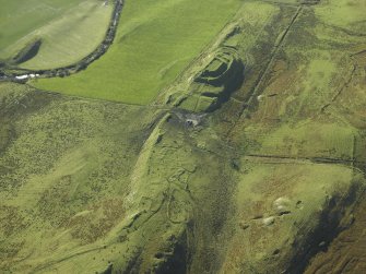 General oblique aerial view centred on the remains of the fort and the township, taken from the NE.