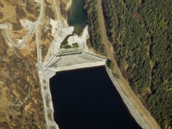 Oblique aerial view centred on the dam, taken from the SW.