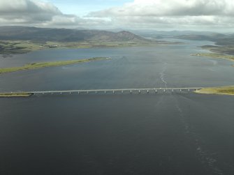 Oblique aerial view centred on the road bridge, taken from the E.