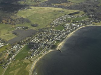 Oblique aerial view centred on the town, taken from the S.