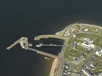 Oblique aerial view centred on the harbour and the lighthouse, taken from the S.