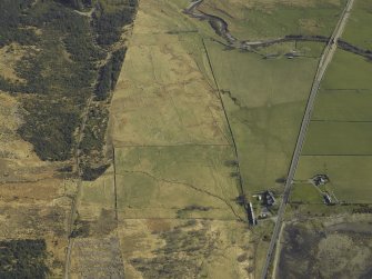 Oblique aerial view centred on the remains of the township and field-system with the road bridges, farmhouse and farmsteading adjacent, taken from the NW.