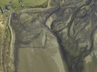 Oblique aerial view centred on the remains of the fish trap with the farmhouse and farmsteading adjacent, taken from the NNW.