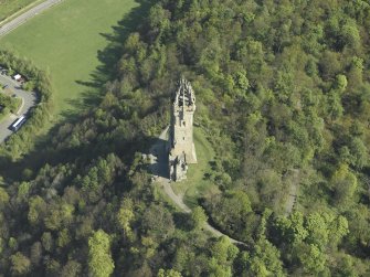 Oblique aerial view centred on the monument, taken from the S.