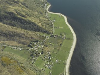 General oblique aerial view centred on the village with the remains of the dun adjacent, taken from the NW.