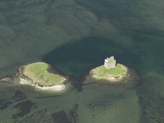 Oblique aerial view centred on the castle, taken from the SE.