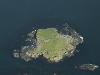 Oblique aerial view centred on the remains of the castle, taken from the W.