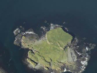 Oblique aerial view centred on the remains of the castle, taken from the SW.
