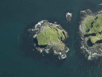 Oblique aerial view centred on the remains of the castle, taken from the N.