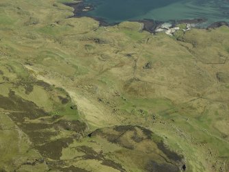 General oblique aerial view centred on the remains of the crofting township, lazy beds and rig with the remains of the burial-ground adjacent, taken from the NW.