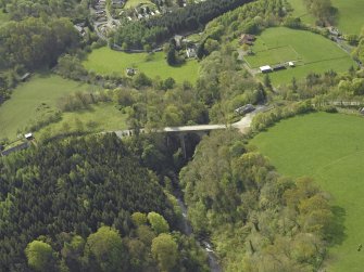 Oblique aerial view centred on the bridge, taken from the N.