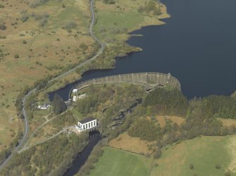 Oblique aerial view centred on the dam and the power station, taken from the SSE.