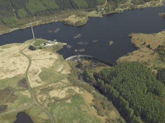 Oblique aerial view centred on the dam, taken from theSW.