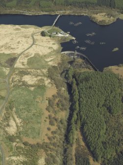Oblique aerial view centred on the dam, taken from the SSW.