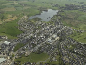 General oblique aerial view of the town with Carlingwark Loch beyond, taken from the NNW.